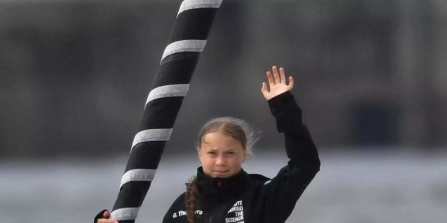 Greta Thunberg winkt von Bord der Hochseejacht «Malizia». Foto: Ben Birchall/PA Wire