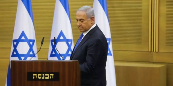 Netanjahu vor der Knesset. Israel