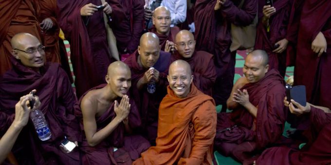 Der buddhistische Mönch Ashin Wirathu (M.) im Jahr 2013. Ashin Wirathu