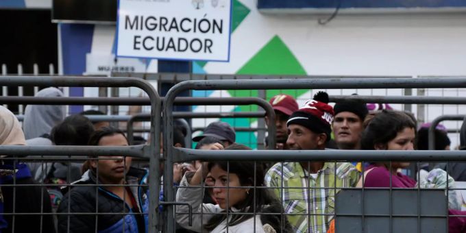 Venezolaner warten vor einem Einwanderungsamt auf der Rumichaca-Brücke, nachdem sie die Grenze von Kolumbien nach Rumichaca, Ecuador, überschritten haben. UN Flüchtlinge Vertriebene weltweit