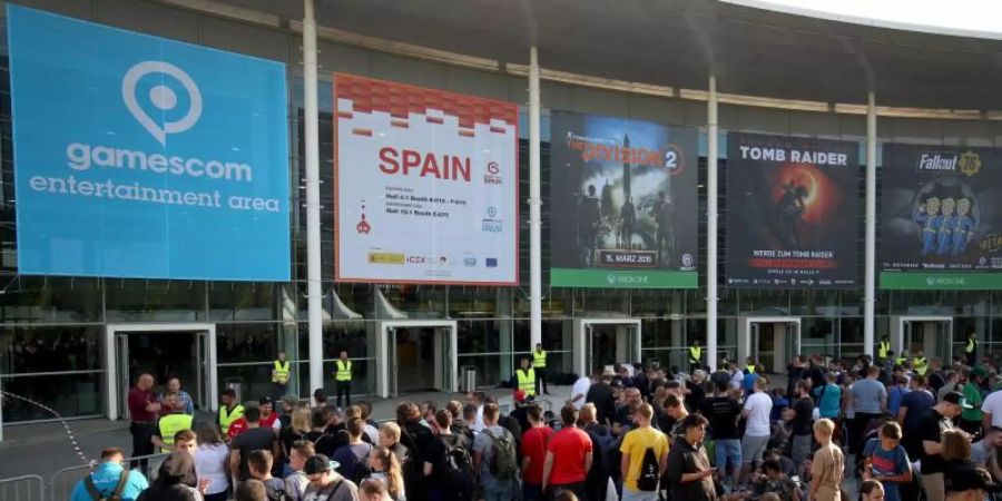 Besucher der Gamescom 2018 warten vor dem Messe-Eingang auf die Öffnung der Hallen. Foto: Oliver Berg