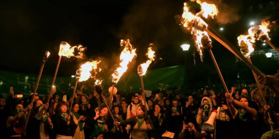 Abtreibungsbefürworter auf einer Demonstration in Quito