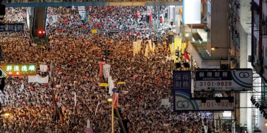 An der grossen Demonstration gegen das umstrittene Auslieferungsgesetz in Hongkong haben nach Angaben der Organisatoren rund eine Million Menschen teilgenommen. Foto: Kin Cheung/AP