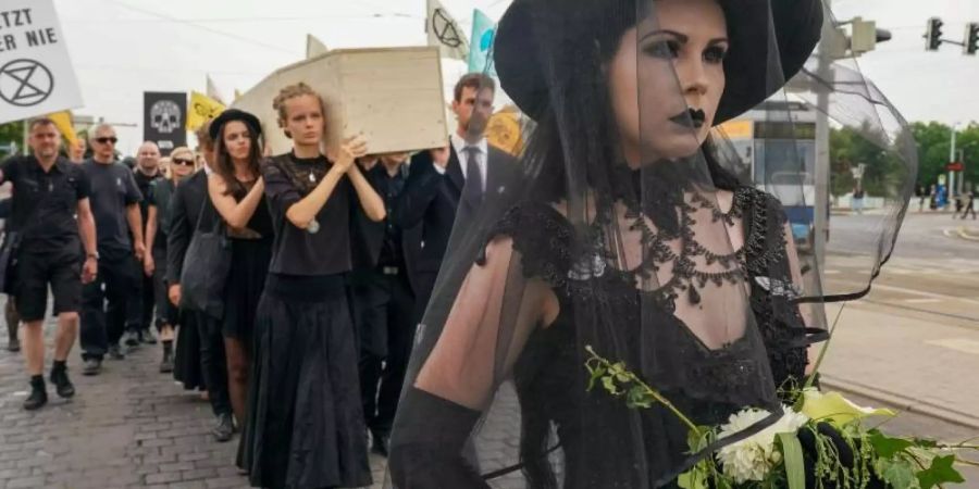 Politisch engagiert: Trauermarsch zur Rettung aussterbender Arten beim Wave-Gotik-Treffen in Leipzig. Foto: Peter Endig