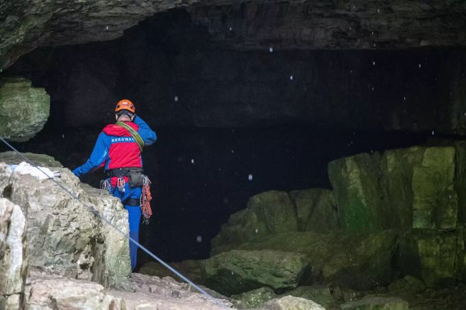 Wassermengen schlossen zwei Personen in einer deutschen Höhle ein. Falkensteiner Höhle