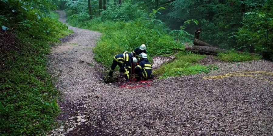 Der Guide und der Tourist wurden vom ansteigenden Wasser-Pegel in der Höhle überrascht.