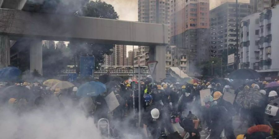 Polizisten setzen Tränengas und Gummigeschosse gegen die Demostranten ein. Foto: Miguel Candela/SOPA Images/ZUMA Wire