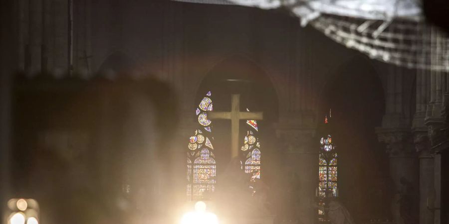 Decke und Dachkontruktion von Notre Dame werden mit Netzen und Blachen gesichert.