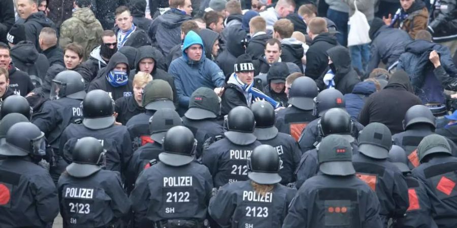 Wer kommt für die Polizeikosten bei Hochsicherheitsspielen im Fussball auf? Foto: Carmen Jaspersen