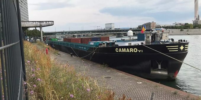 Der Frachter «Camaro VI» hat in Basel Pfeiler von zwei Rheinbrücken touchiert und liegt vertäut im Hafengebiet. Der Frachter «Camaro VI» hat in Basel Pfeiler von zwei Rheinbrücken touchiert und liegt vertäut im Hafengebiet.