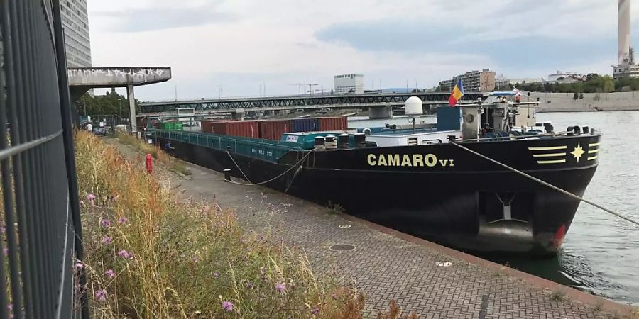 Der Frachter «Camaro VI» hat in Basel Pfeiler von zwei Rheinbrücken touchiert und liegt vertäut im Hafengebiet.