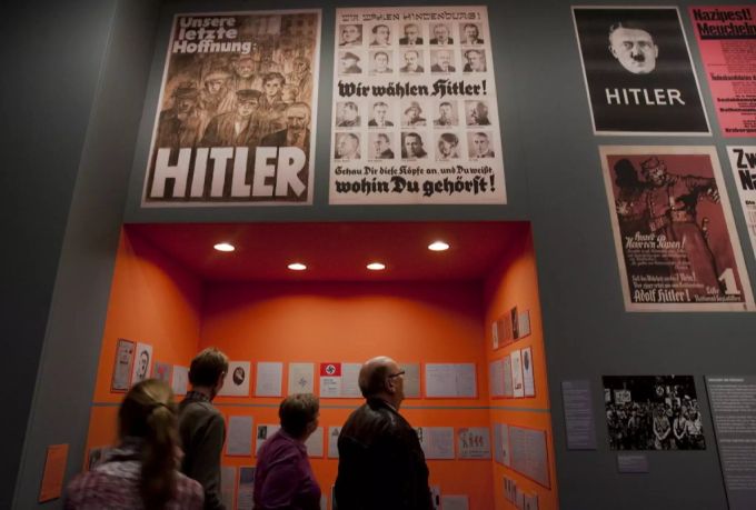 Wahlplakate aus der Zeit des Nationalsozialismus sind im Deutschen Historischen Museum in Berlin ausgestellt. klaus wagenbach