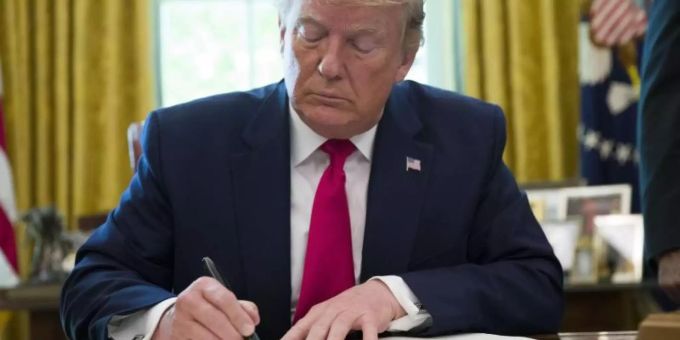 Donald Trump beim Unterzeichnen einer den Iran betreffenden Verfügung. Hassan Rohani hat die Sanktionen der USA als «unverschämt» bezeichnet. Donald Trump