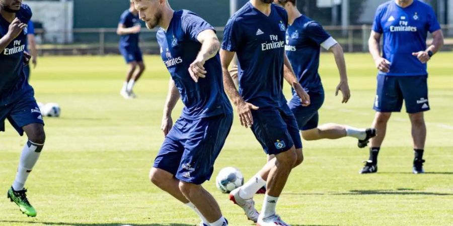 Beim HSV wieder vereint: Aaron Hunt (vorne) und Neu-Coach Dieter Hecking (hinten). Foto: Axel Heimken