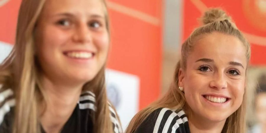 Klara Bühl (l) und Giulia Gwinn zeigen sich bei der Pressekonferenz im Teamhotel gut gelaunt. Foto: Sebastian Gollnow