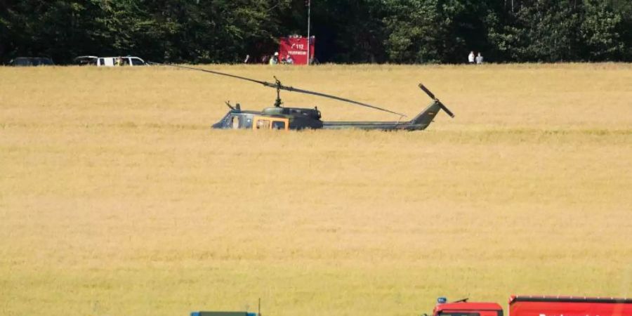 Einsatzfahrzeuge und ein Hubschrauber der Bundeswehr nahe der Absturzstelle. Foto: Swen Pförtner