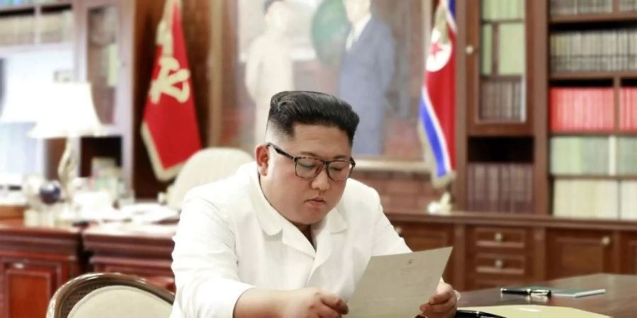 Kim bei der Lektüre des Briefs (Foto von KCNA)