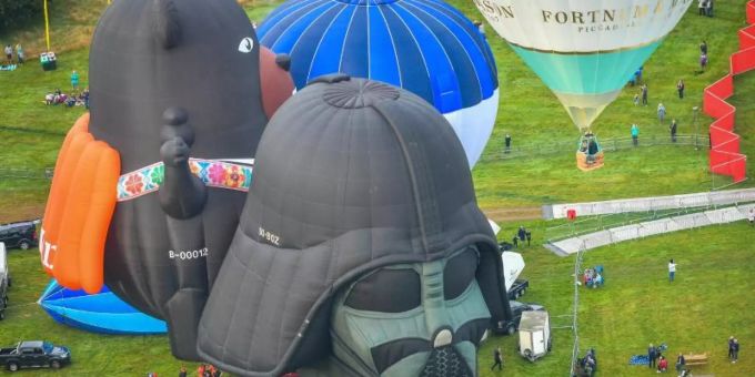Darth Vader vor dem Abheben. Foto: Ben Birchall/PA Wire Darth Vader vor dem Abheben. Foto: Ben Birchall/PA Wire