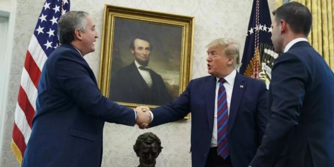 US-Präsident Donald Trump schüttelt die Hand von Enrique Degenhart, Innenminister von Guatemala (Archivbild). Donald Trump