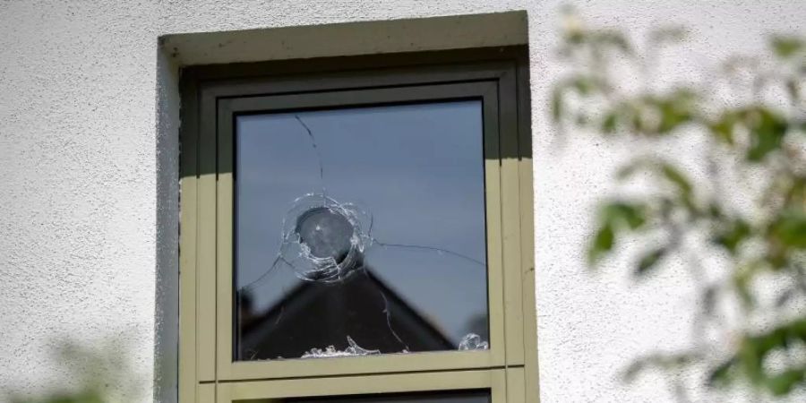 Eingeworfenes Fenster der Polizeiinspektion Starnberg. Foto: Sina Schuldt