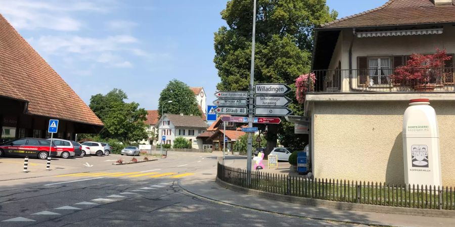 Die Hauptstrasse und der Dorfkern in Koppigen.