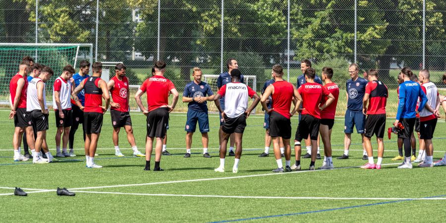 FC Thun Trainer Mauro Lustrinelli mit seinen Spielern während einer Trainingseinheit. - Berner Oberland