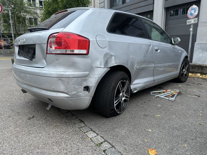 Auch am Auto entstand ein Sachschaden. Auto entstand Sachschaden.