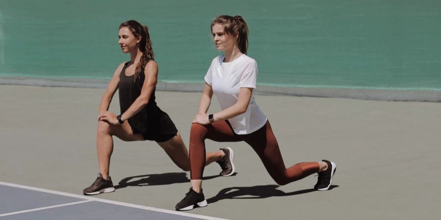 2 Frauen machen Kniebeugen