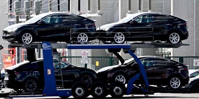 Elektroautos von Tesla werden aufgeladen. (Symbolbild) elektroauto