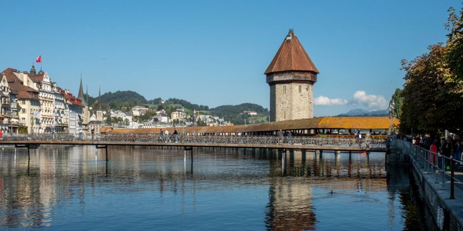 Der Ausblick auf die Kappelbrücke in der Stadt Luzern.