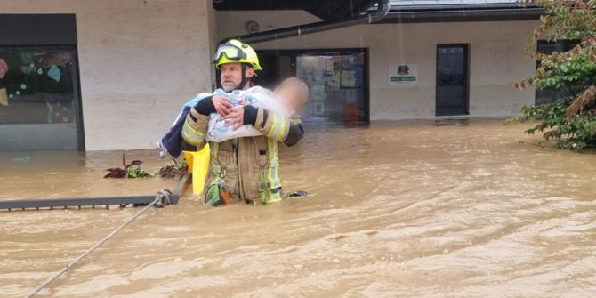 Slowenien Kinder Fluten Feuerwehr