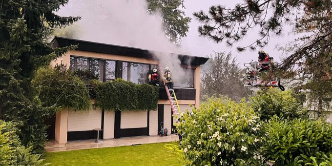 Binningen BL: Blitzschlag erfordert Feuerwehreinsatz Blitzschlag erfordert Feuerwehreinsatz