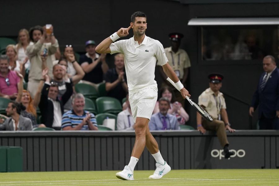 Novak Djokovic gewinnt das Spiel in Wimbledon gegen Wawrinka.