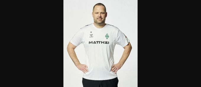 Der Stefan Raab ähnelnde Boban Aleric ist Zeugwart des SV Werder Bremen. werder bremen stefan raab