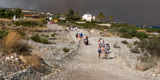 Brände auf Rhodos - Touris müssen zu Fuss fliehen & am Strand schlafen
