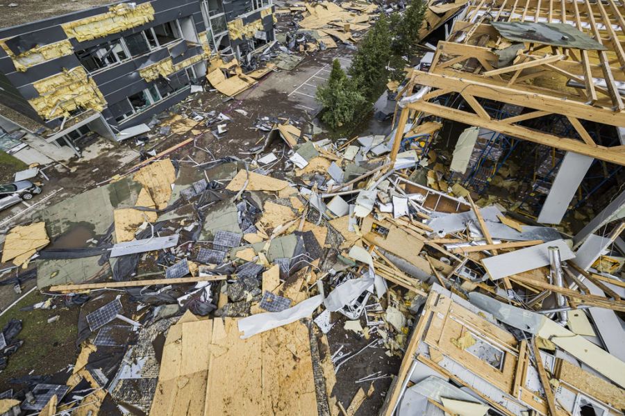 Die Zerstörung in La Chaux-de-Fonds ist nach dem Unwetter vom Montagmittag riesig.