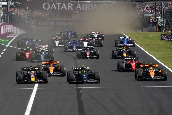 Max Verstappen (Red Bull) übernimmt beim Start zum Ungarn-GP die Führung. Formel 1 Max Verstappen
