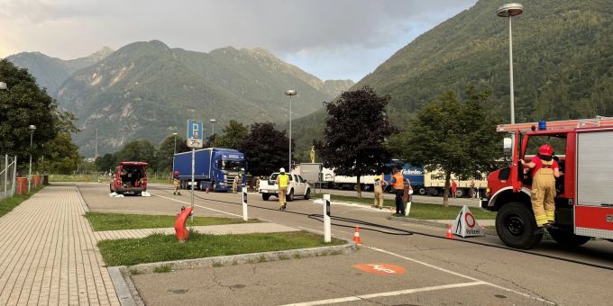 Das Sattelmotofahrzeug steht entgegen der vorgeschriebenen Fahrtrichtung. Diesesltank aufgerissen