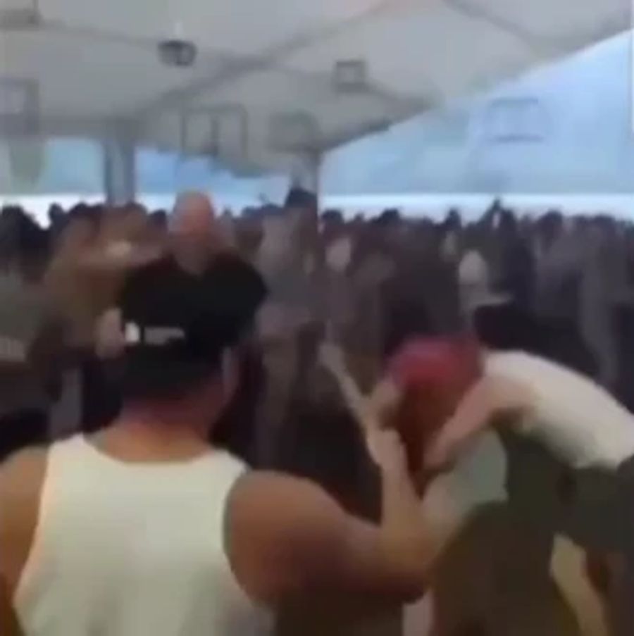 Der Mann und die Frau stossen auf der Tanzfläche zusammen. Im Anschluss packt er sie um die Hüfte.