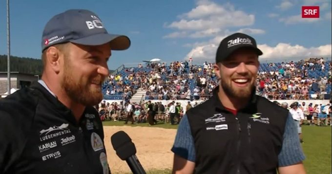 Matthias Aeschbacher (l) und Fabian Staudenmann beim SRF-Interview nach dem Sieg am Bernisch-Kantonalen in Tramelan. schwingen