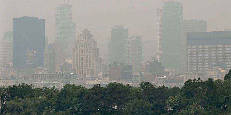 Smog über der Skyline von Montreal. Aufgrund von Waldbränden ist die Luftqualität in der Metropole derzeit besonders schlecht.