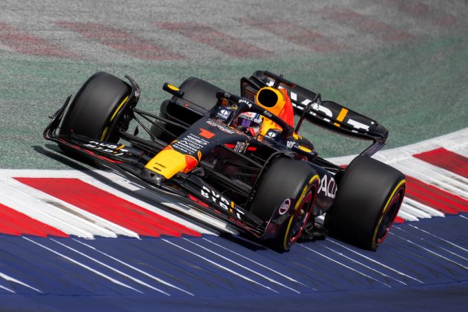 Seriensieger Max Verstappen in seinem Red-Bull-Rennwagen sorgt nicht gerade für viel Spannung, aber immerhin hohen Speed. Formel 1 Verstappen Österreich