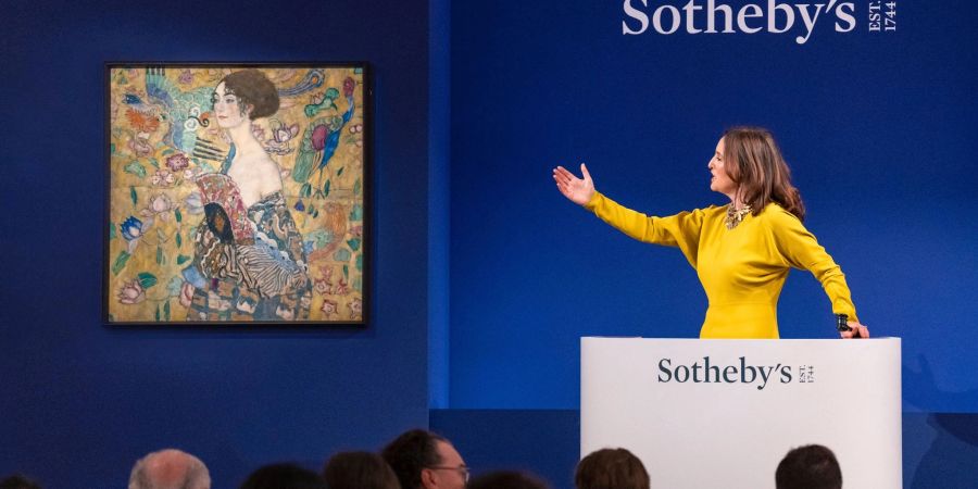 Das Klimt-Gemälde «Dame mit Fächer», ist bei Sotheby's in London für 85,3 Millionen Pfund (99,2 Millionen Euro) versteigert worden.
