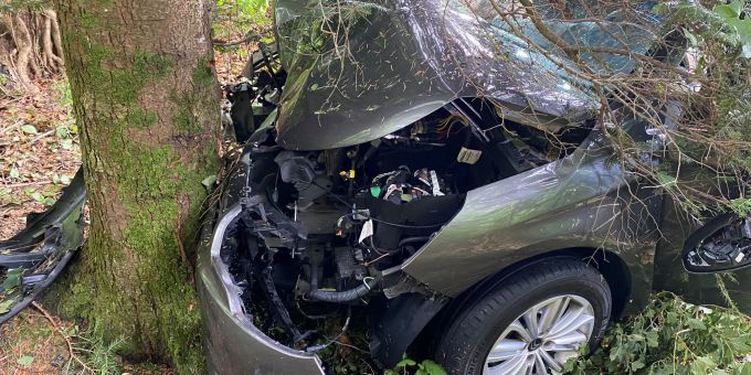 Unfall In Hünenberg ZG: Autofahrer (59) Kollidiert Mit Baum