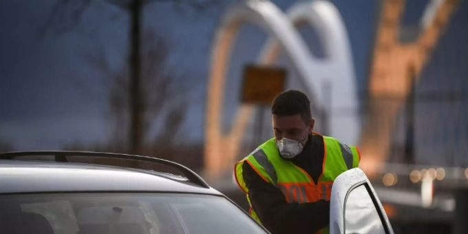 Deutscher Polizist kontrolliert Reisende an der Grenze zu Frankreich. Coronavirus