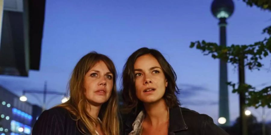 Lolle (Felicitas Woll, l) und Dana (Janina Uhse) erleben eine wilde Nacht. Foto: -/Constantin Film Verleih /dpa