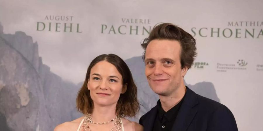 August Diehl und Valerie Pachner bei der Premiere von «Ein verborgenes Leben» in Berlin. In Terrence Malicks Drama sind sie Mann und Frau. Foto: Jörg Carstensen/dpa