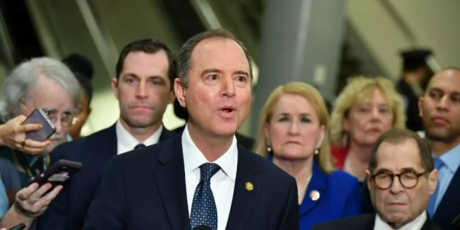 Anklageführer Adam Schiff (Mitte)