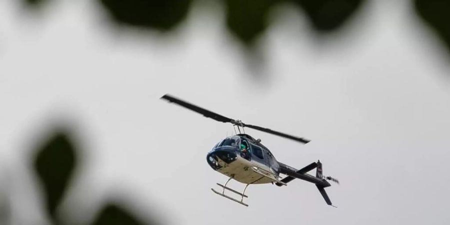 Die Besatzung eines Polizeihubschraubers entdeckte den flüchtigen Unfallfahrer in einem Waldstück neben der Autobahn (Archiv). Foto: Swen Pförtner/dpa