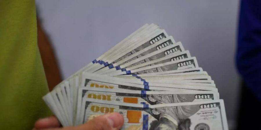 Dollar-Scheine aus Asien werden für mindestens sieben Tage zurückgehalten